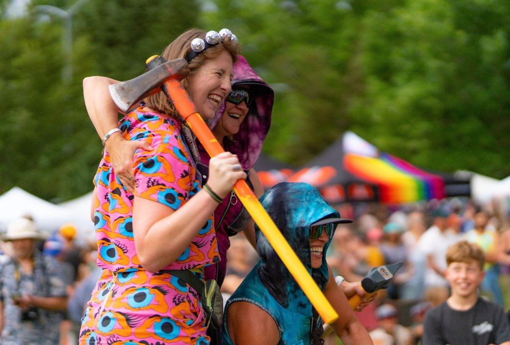 A new concept of womanhood: Testing strengths through wood splitting at Carbondale Mountain Fair - Vimarsana News